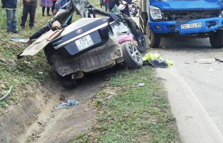 Hiện trường vụ tai nạn thảm khốc làm 5 người chết trên QL6 tại Sơn La.