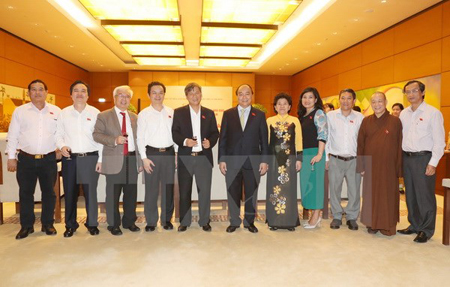 Thủ tướng Nguyễn Xuân Phúc chụp ảnh lưu niệm với các đại biểu tại buổi gặp mặt.