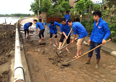 Đoàn viên thanh niên thành phố tham gia khắc phục hậu quả do mưa lũ.
