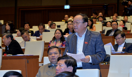Đại biểu Quốc hội Giàng A Chu thảo luận tại hội trường sáng 24/11. Ảnh ĐT