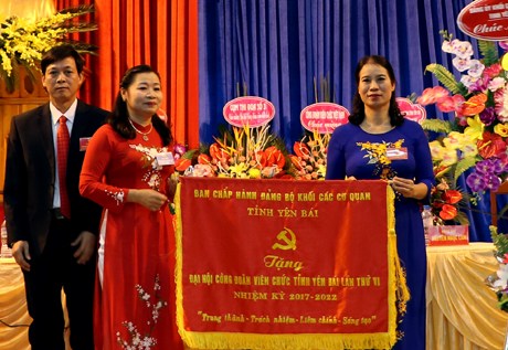 Đồng chí Hoàng Thị Chanh - Bí thư Đảng ủy Khối các cơ quan tỉnh tặng cờ, hoa chúc mừng Đại hội.