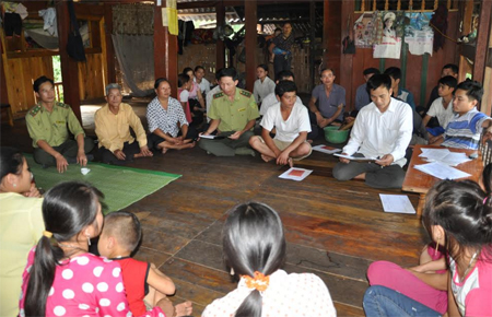 Cán bộ kiểm lâm huyện Lục Yên thường xuyên xuống các thôn, bản tuyên truyền về bảo vệ và phát triển rừng.