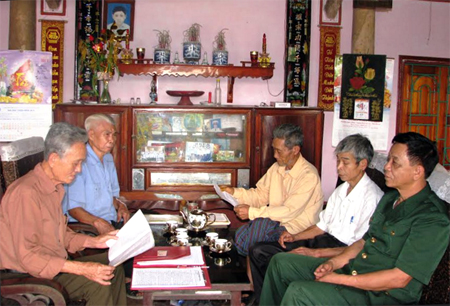 Cán bộ, hội viên người cao tuổi xã Báo Đáp, huyện Trấn Yên trao đổi nhiệm vụ công tác Hội.