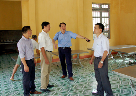 Lãnh đạo HĐND xã cùng lãnh đạo Báo Yên Bái kiểm tra việc xây dựng nhà bếp ăn cho Trường Tiểu học và THCS xã Phong Dụ Hạ.