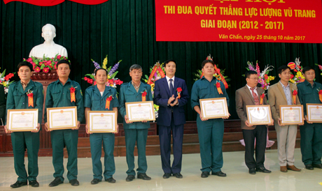 Lãnh đạo huyện Văn Chấn trao giấy khen cho các tập thể có thành tích xuất sắc trong phong trào Thi đua Quyết thắng giai đoạn 2012 - 2017.