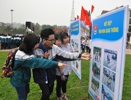 Đoàn viên, thanh niên tham quan triển lãm ảnh về ATGT do Tỉnh đoàn Yên Bái phối hợp với Ban ATGT tỉnh triển khai.
