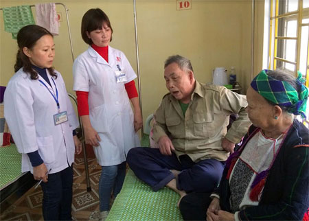 Cán bộ Trung tâm Y tế huyện Văn Yên tận tình thăm hỏi người bệnh.