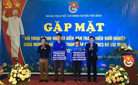 Hội Doanh nhân trẻ tỉnh trao tặng mô hình hỗ trợ thanh niên khởi nghiệp cho 2 thanh niên huyện Yên Bình.