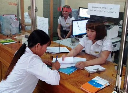 Khách hàng đến giao dịch tại Quỹ Tín dụng nhân dân xã Lâm Giang, huyện Văn Yên.