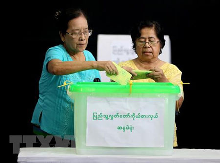 Cử tri bỏ phiếu trong cuộc bầu cử Quốc hội bổ sung tại Yangon, Myanmar ngày 3/11/2018.