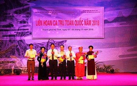 Bí thư Tỉnh uỷ Hà Tĩnh Lê Đình Sơn và Giám đốc Học viện âm nhạc Quốc gia Lê Anh Tuấn trao giải A cho 5 đoàn xuất sắc nhất.