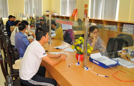 Người dân đến Chi cục Thuế thành phố Yên Bái làm các thủ tục về thuế.