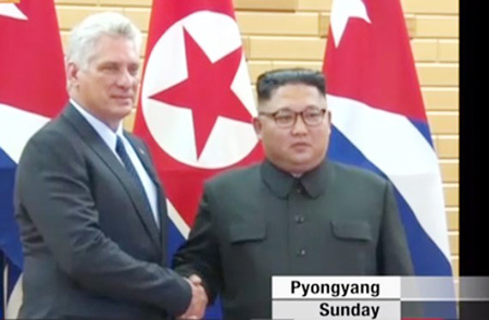 Nhà lãnh đạo Triều Tiên Kim Jong-un (phải) và Chủ tịch Cuba Miguel Diaz-Canel.