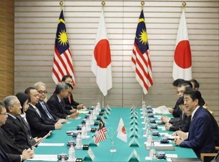 Thủ tướng Nhật Bản Shinzo Abe (phải) và Thủ tướng Malaysia Mahathir Mohamad (thứ 2, trái) trong cuộc hội đàm tại Tokyo ngày 6/11/2018.