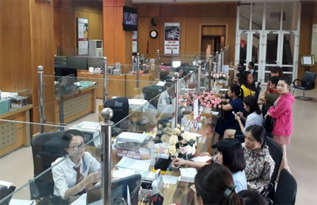Nhiều khách hàng đến giao dịch tại Chi nhánh Ngân hàng Agribank tại Yên Bái.