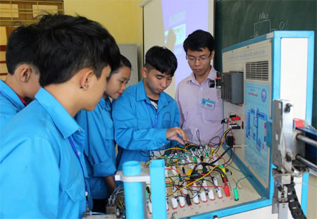 Sinh viên Trường Cao đẳng Nghề Yên Bái thực hành trên mô hình điều khiển phân loại sản phẩm dùng PLC và điều khiển khí nén.