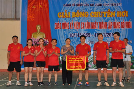 Ban Tổ chức trao giải Nhất cho đội bóng chuyền hơi Sở Giáo dục và Đào tạo.