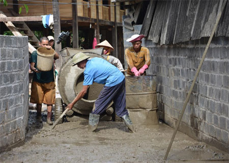 Kiên cố hóa đường bê tông nội thôn tại thôn Sà Rèn, xã Nghĩa Lợi, thị xã Nghĩa Lộ.