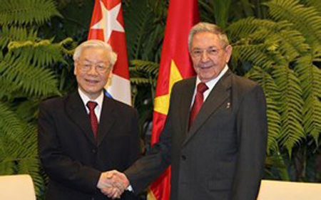 Chủ tịch Cuba Miguel Mario Diáz Canel Bermúdez (trái) trở thành người kế nhiệm Chủ tịch Raul castro (phải) lãnh đạo đất nước Cuba tháng 4/2018.