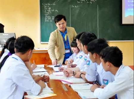 Thầy giáo Trần Huy Thụy hướng dẫn học sinh ôn luyện môn Toán.
