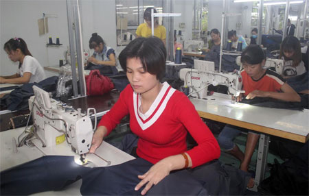 Hợp tác xã May mặc xuất khẩu Lục Yên hoạt động đầu năm 2018, tạo việc làm cho 70 công nhân, với thu nhập bình quân trên 5 triệu đồng/người/tháng.