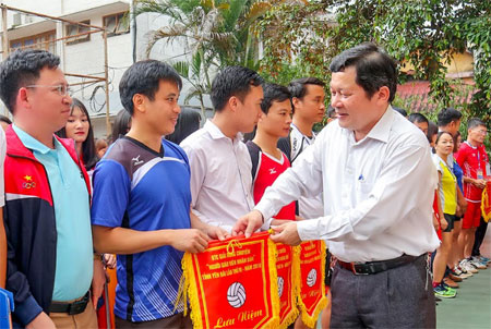 Đồng chí Vương Văn Bằng - Giám đốc Sở Giáo dục và Đào tạo trao cờ lưu niệm cho các đoàn vận động viên tại Lễ Khai mạc