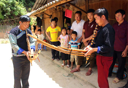 Đội văn nghệ bản sắc xã Lao Chải, huyện Mù Cang Chải thường xuyên luyện tập và truyền dạy cho lớp trẻ.