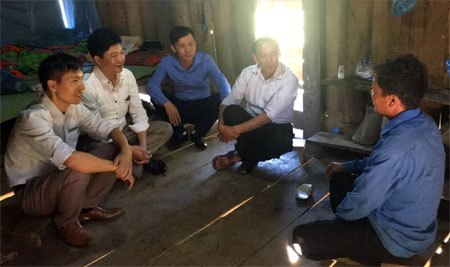 Lãnh đạo xã Lao Chải cùng cán bộ Bảo hiểm xã hội huyện Mù Cang Chải tuyên truyền cho người dân tham gia bảo hiểm xã hội tự nguyện tại bản Xéo Dì Hồ.