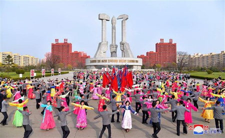 Người dân Triều Tiên múa hát tại một lễ kỷ niệm ở Bình Nhưỡng.