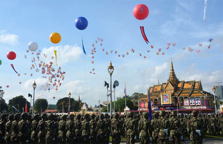 Quang cảnh Lễ mít-tinh kỷ niệm 65 năm Quốc khánh Campuchia tại Hoàng cung.