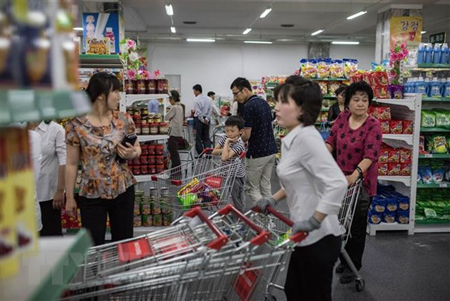 Người dân mua sắm tại một siêu thị ở Bình Nhưỡng, Triều Tiên.