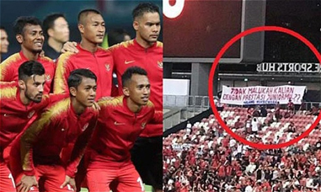 CĐV nhà nhạo báng Indonesia trong trận gặp Singapore.
