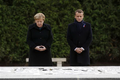 Tổng thống Pháp Emmanuel Macron (phải) và Thủ tướng Đức Angela Merkel (trái) tại lễ khánh thành tấm bảng kỷ niệm tại nơi mà các bên đã ký kết Hiệp ước đình chiến ở Compiègne, Pháp.