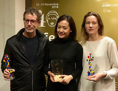 Đạo diễn Hồng Ánh rạng rỡ nhận Giải thưởng lớn của Ban tổ chức trao cho 'Đảo của dân ngụ cư'.