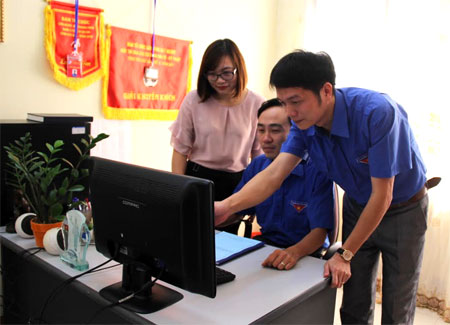 Anh Trương Mạnh Quyết (đứng) trao đổi chuyên môn với đồng nghiệp.