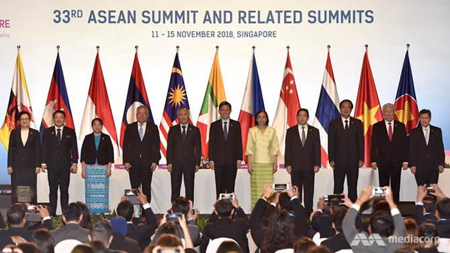 Bộ trưởng Thương mại các nước ASEAN tại lễ ký kết thỏa thuận thương mại điện tử ở Singapore ngày 12/11.