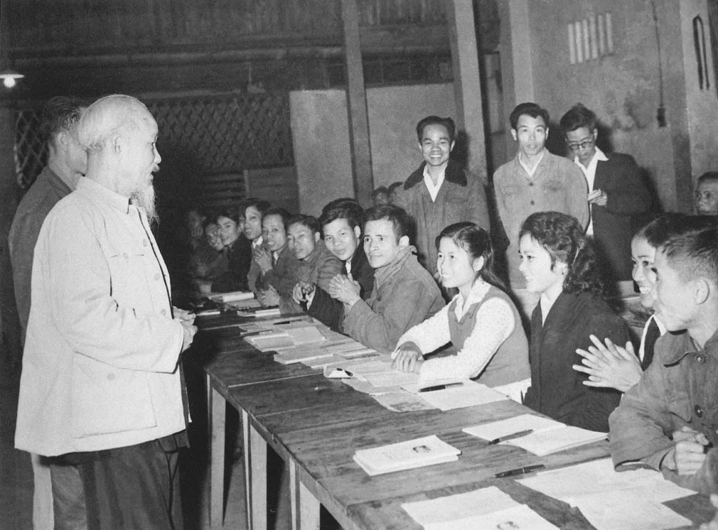 Chủ tịch Hồ Chí Minh thăm lớp học bổ túc văn hóa và kỹ thuật buổi tối của công nhân Nhà máy ô tô “1-5”, lá cờ đầu của phong trào bổ túc văn hóa ngành Công nghiệp Hà Nội (19-12-1963).  (Ảnh tư liệu)