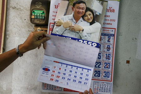 Ảnh lịch anh em cựu Thủ tướng Thaksin và Yingluck Shinawatra - những người vẫn nhận được sự ủng hộ của dân nghèo Thái Lan.