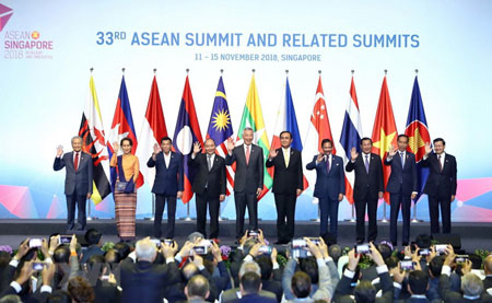 Thủ tướng Nguyễn Xuân Phúc và các trưởng đoàn chụp ảnh chung tại lễ khai mạc Hội nghị Cấp cao ASEAN 33.