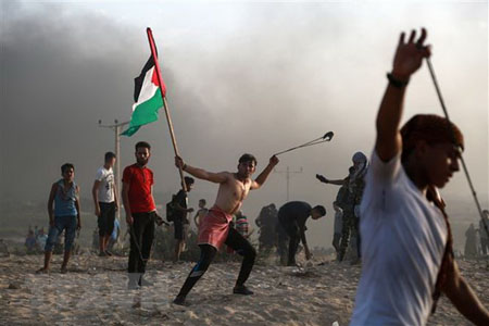 Người biểu tình Palestine xung đột với binh sỹ Israel tại khu vực biên giới phía Bắc Dải Gaza ngày 22/10.