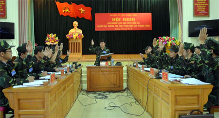 Ban Thường vụ Huyện ủy Mù Cang Chải biểu quyết thông qua Nghị quyết chuyển hoạt động của địa phương vào tình trạng khẩn cấp về quốc phòng.