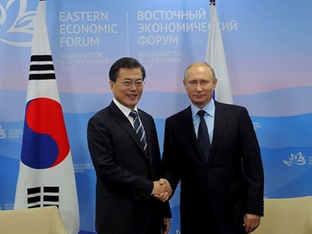 Tổng thống Hàn Quốc Moon Jae-in và Tổng thống Nga Vladimir Putin.