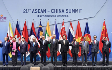Thủ tướng Nguyễn Xuân Phúc cùng các nhà lãnh đạo ASEAN và Trung Quốc tham dự Hội nghị Cấp cao ASEAN – Trung Quốc lần thứ 21.