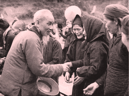 Bác Hồ về thăm bà con Pác Bó (Hà Quảng, Cao Bằng) tháng 2-1961. Nguồn: Ảnh tư liệu.