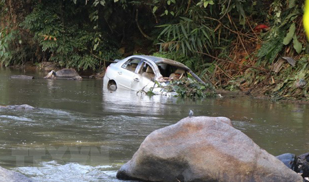 Sau khi lao xuống vực hơn 30m, chiếc xe bị tai nạn ngập trong nước của sông Nậm Rốm.