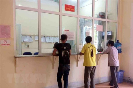 Bệnh nhân chờ uống thuốc tại một cơ sở cấp phát thuốc ở Lai Châu.