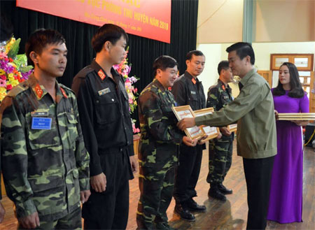 Đồng chí Nguyễn Chiến Thắng- Phó Chủ tịch UBND tỉnh, Trưởng ban Chỉ đạo diễn tập tỉnh trao băng khen cho các tập thể và cá nhân.