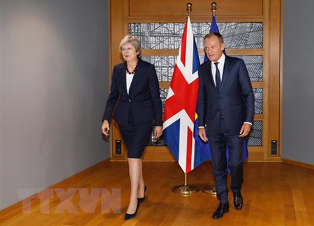 Chủ tịch Hội đồng châu Âu Donald Tusk (phải) trong cuộc gặp Thủ tướng Anh Theresa May trước Hội nghị thượng đỉnh EU ở Brussels, Bỉ ngày 17/10/2018.