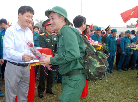 Tiễn tân binh lên đường nhập ngũ tại Lễ giao nhận quân thành phố Yên Bái năm 2018.