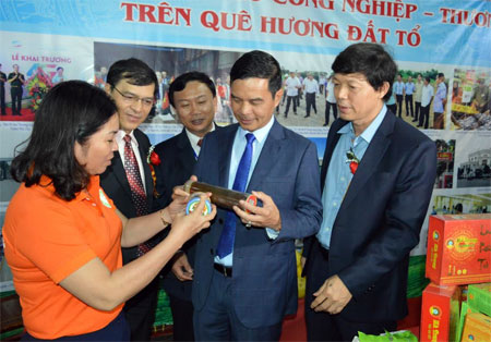 Đồng chí Dương Văn Tiến - Phó Chủ tịch UBND tỉnh cùng các đại biểu tham quan gian hàng tại Hội chợ triển lãm hàng công nghiệp-tiểu thủ công nghiệp vùng Tây Bắc 2018.